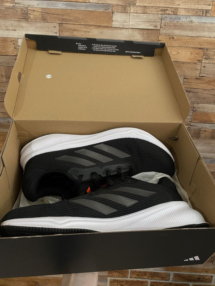 Чоловічі кросівки Adidas Response Нові, Срочно