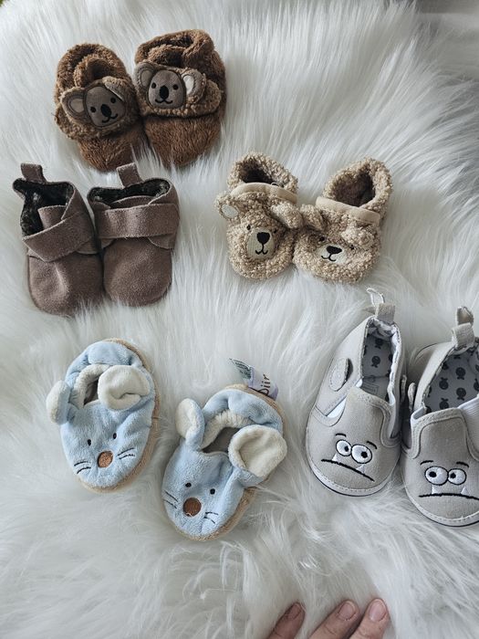 kapcie dziecięce i 2 pary butów codziennych) od 3/6 do 6/12 miesięcy