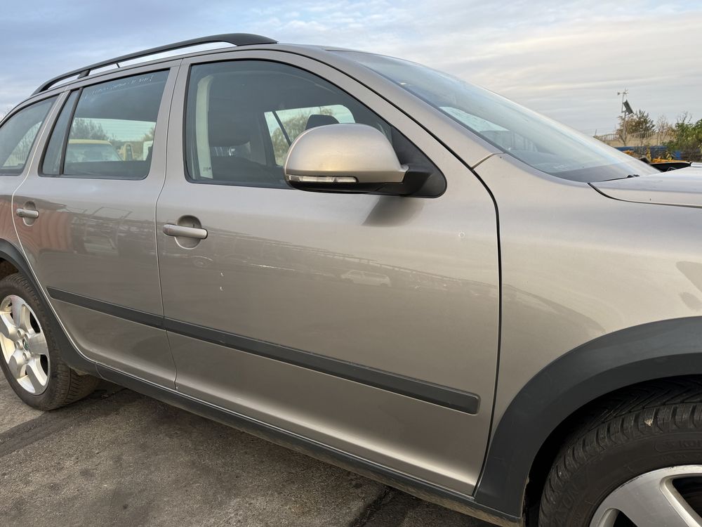 Skoda Octavia II lift FL Scout drzwi prawe przednie LF8H