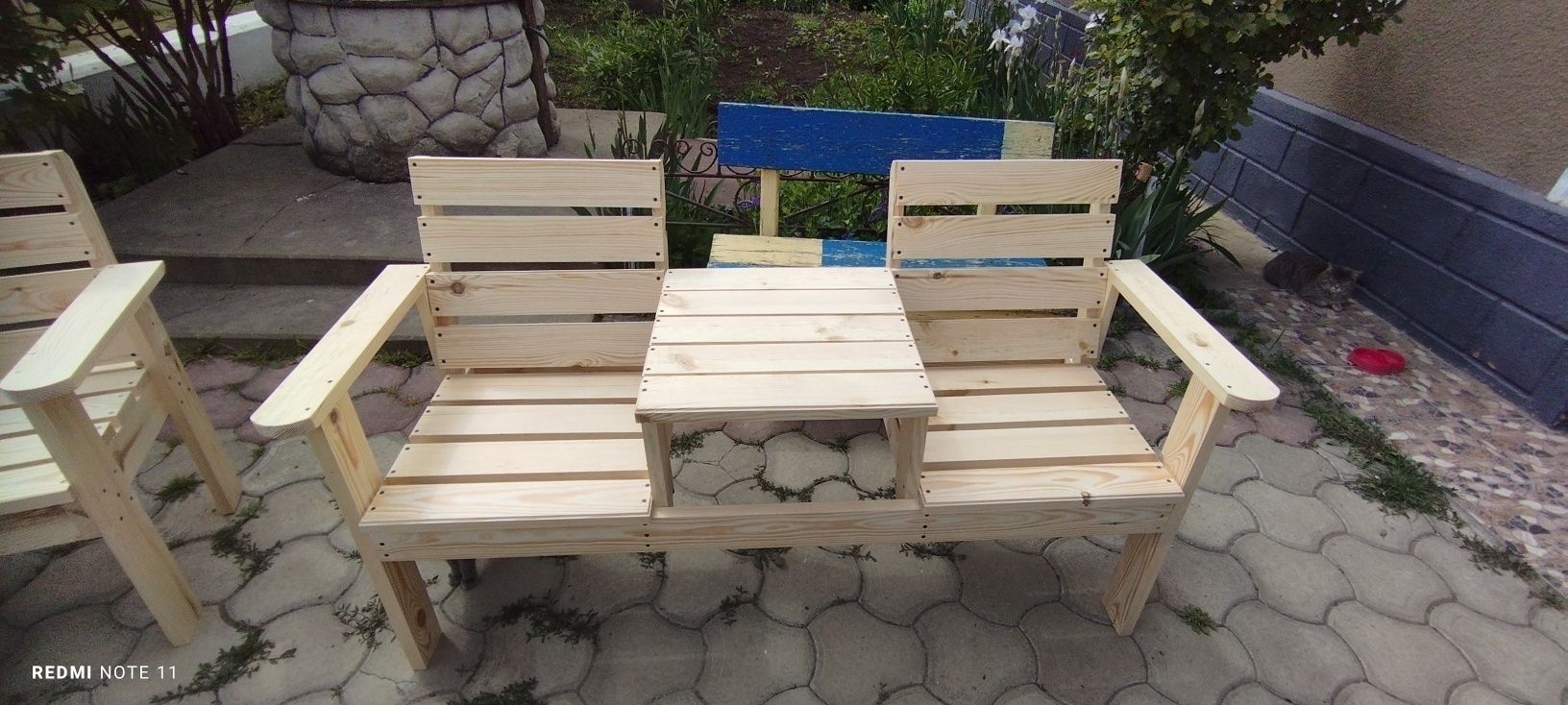 Лавка з столиком