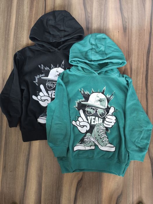 Dwie bluzy z kapturem dla chłopca