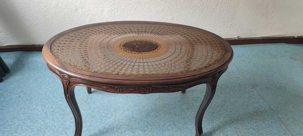 Mesa de Sala em Madeira Trabalhada – Ótimo Estado