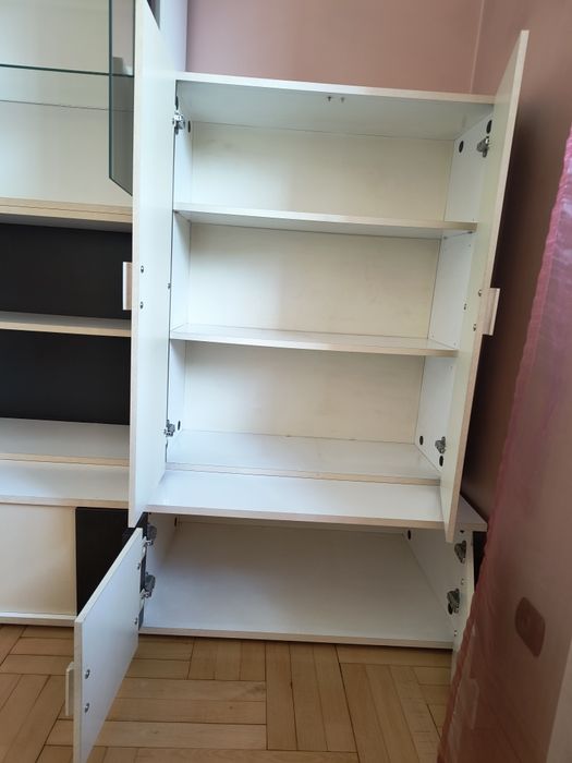 Zestaw białych mebli do salonu