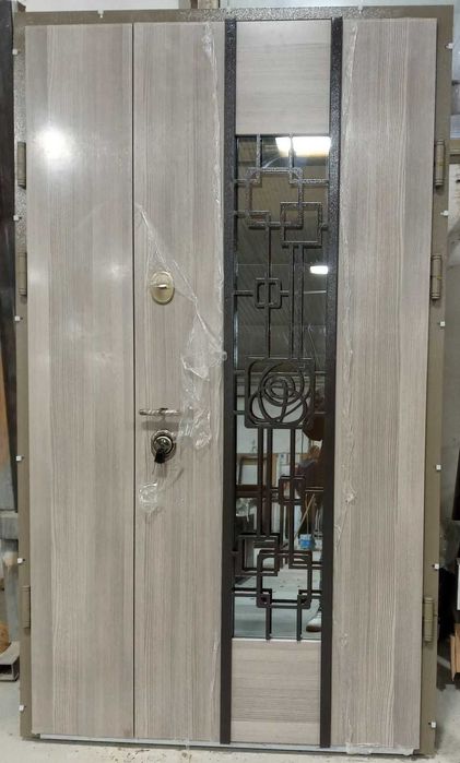 Вхідні двері захищені від вологи та сонця