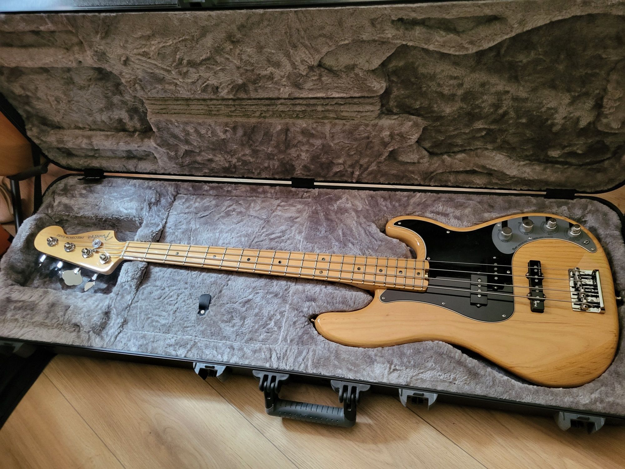 Nowa gitara basowa Fender