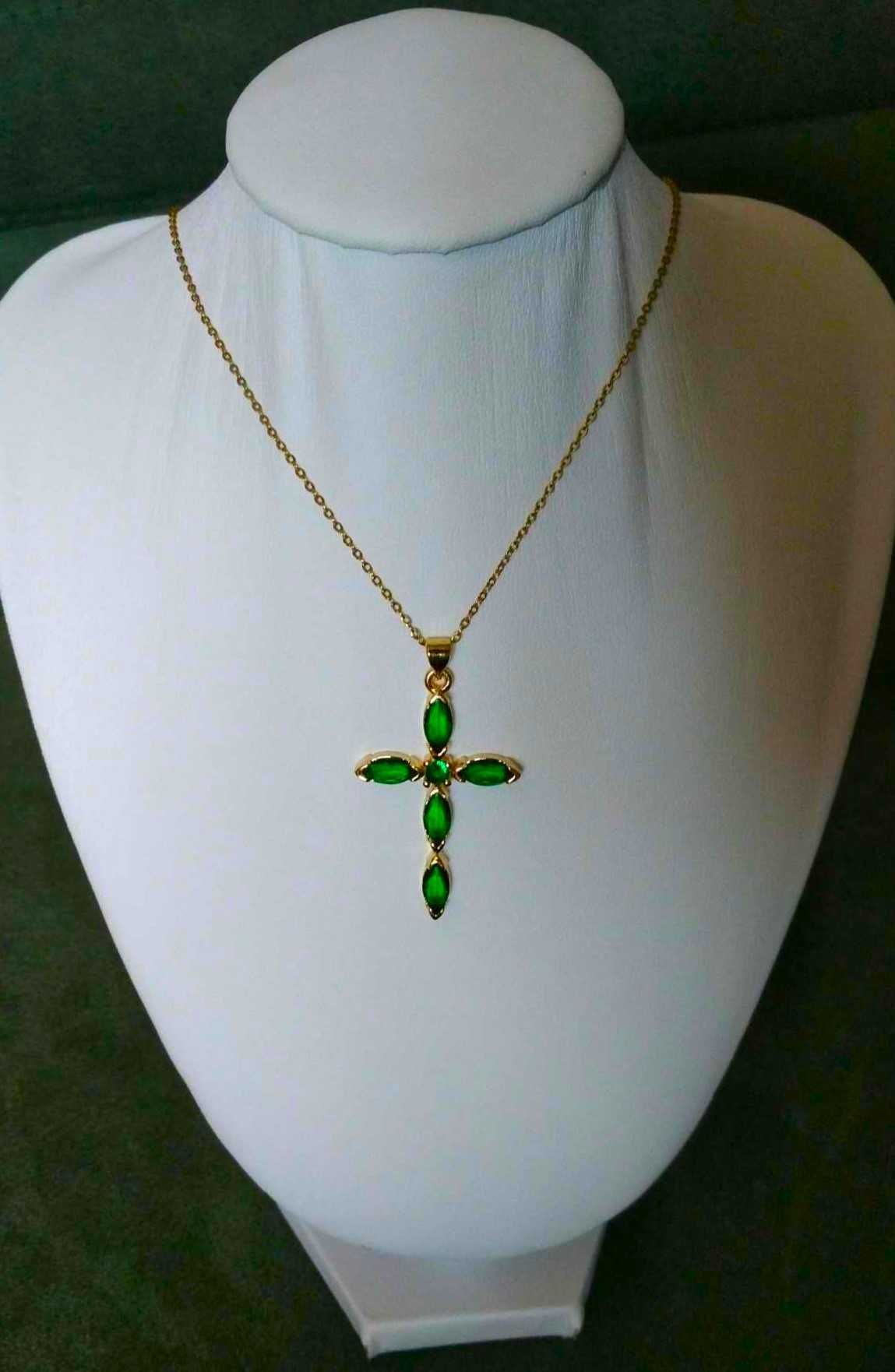 Colar Aço Dourado c/ Cruz de Pedras Verdes NOVO