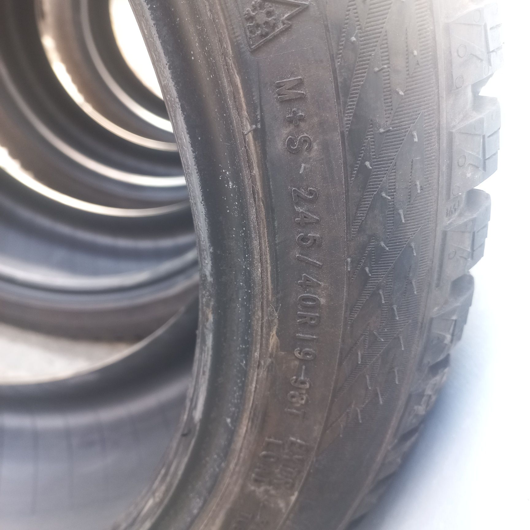 Резина зимняя 245 40 19 Nokian