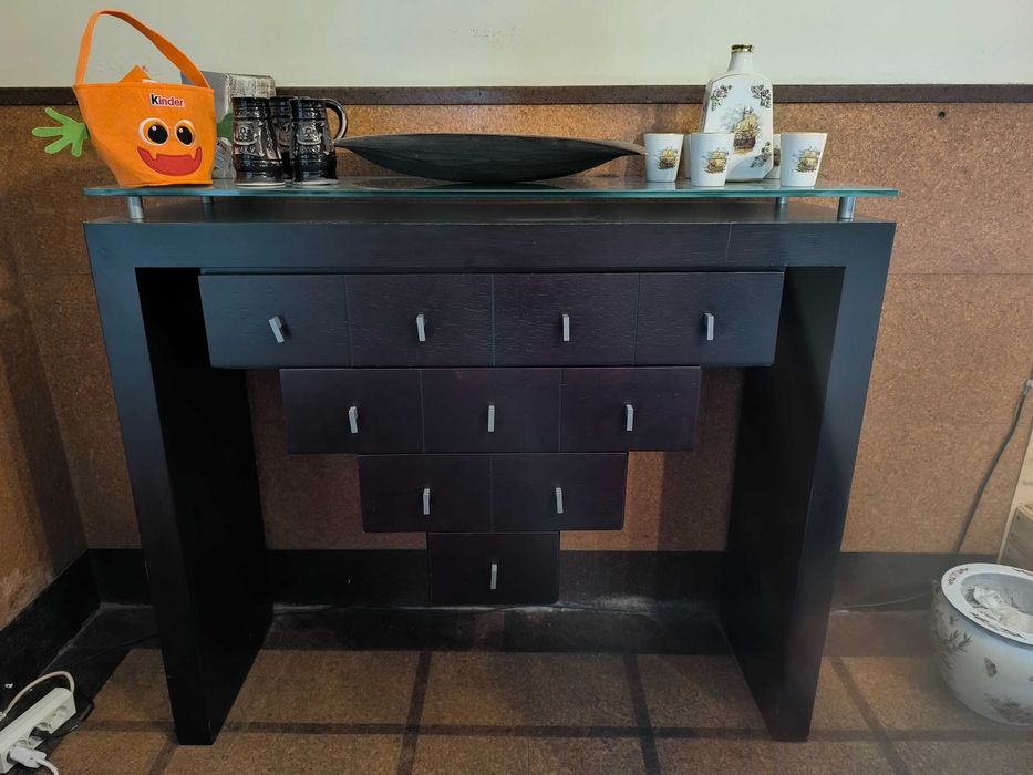 Móvel Alto em Madeira Escura com Tampo de Vidro