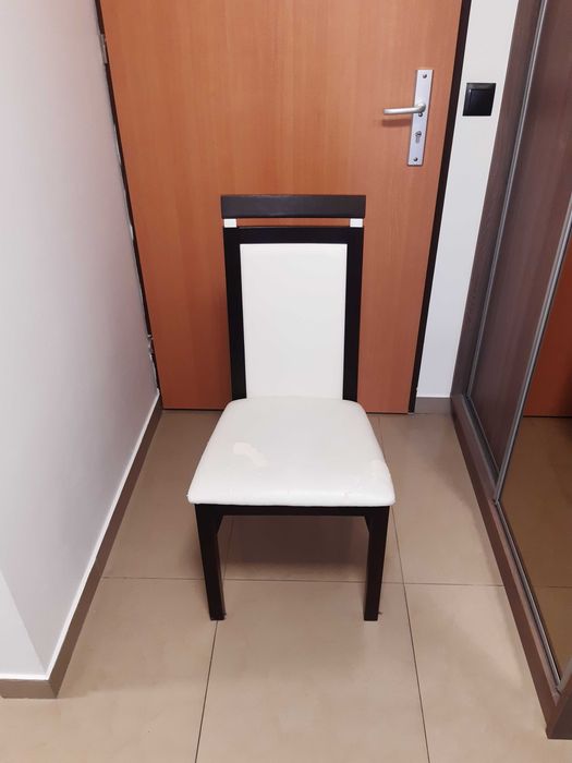 Sprzedam komplet 6 krzeseł do stołu – eleganckie, idealne do salonu