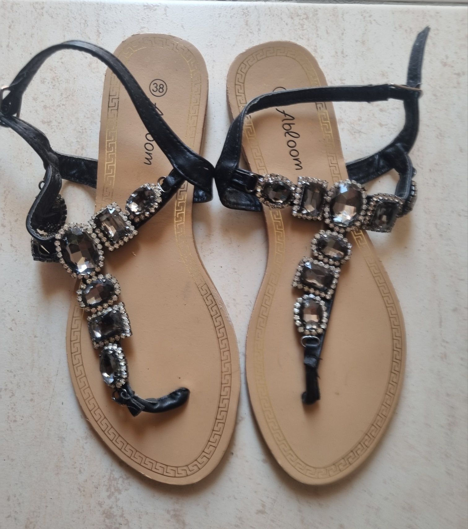 Sandálias Pretas com tira Diamantes