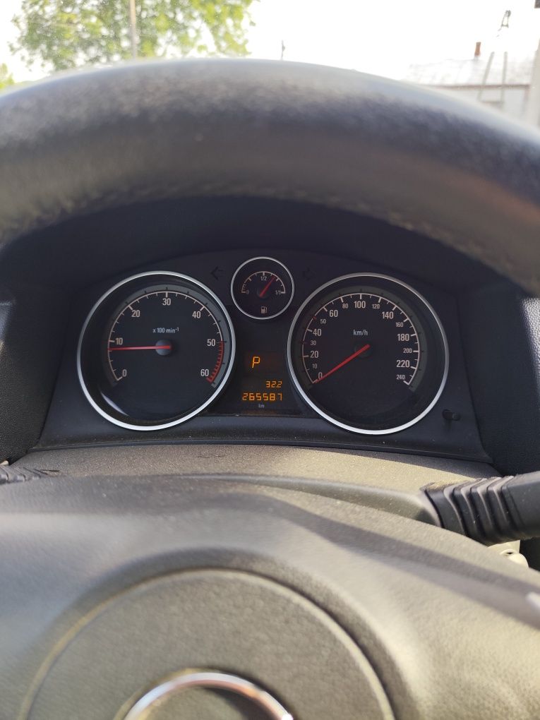 Opel Astra H. 1.9 CDTI, auromat