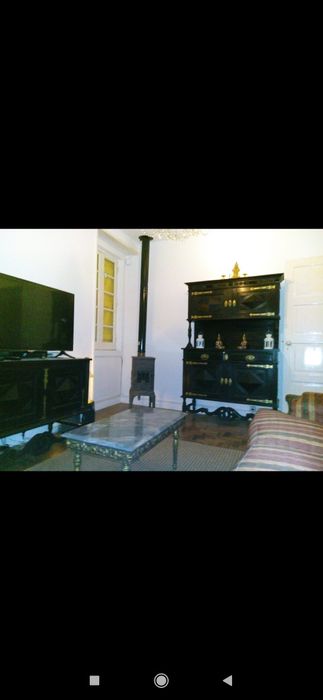 Louceiros e mesa com cadeiras