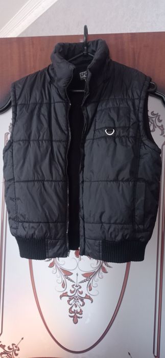 Продам куртки та жилетки з яких виросли,стан нових