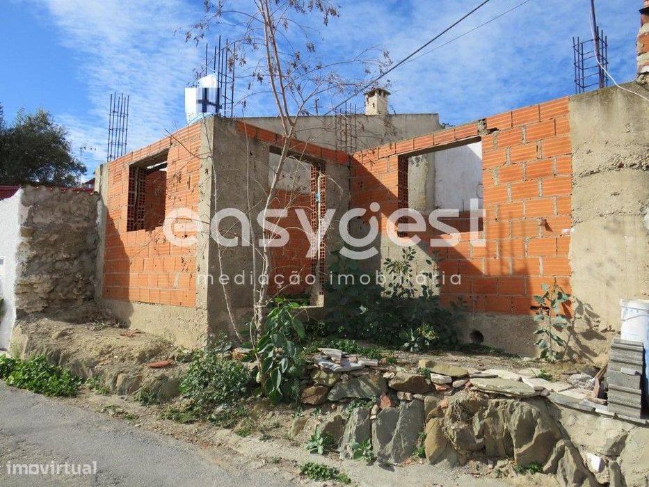 Moradia em construção mais terreno com 35m2 em Geraldos