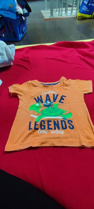 T-shirt de criança em bom estado