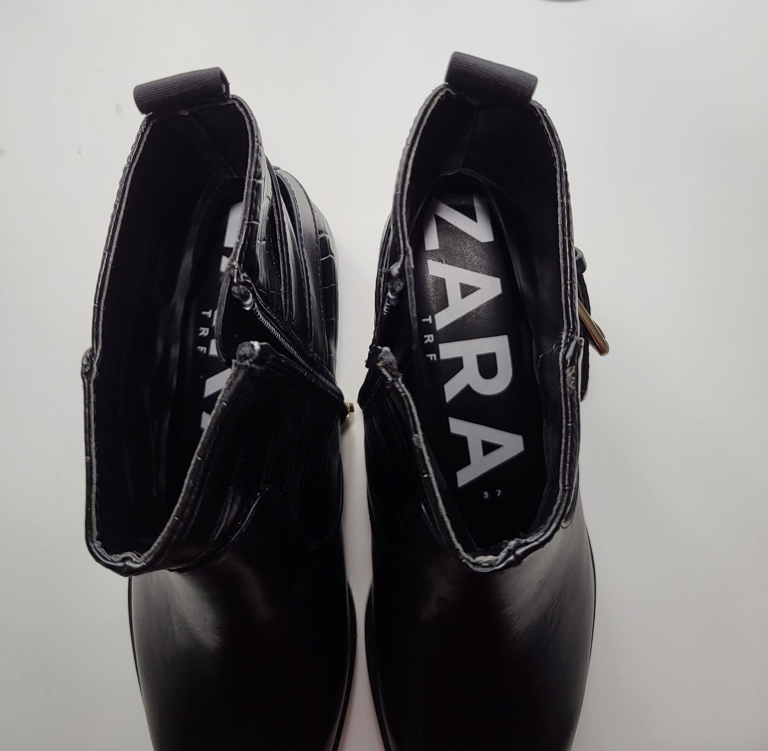 Botins pretos de couro da Zara