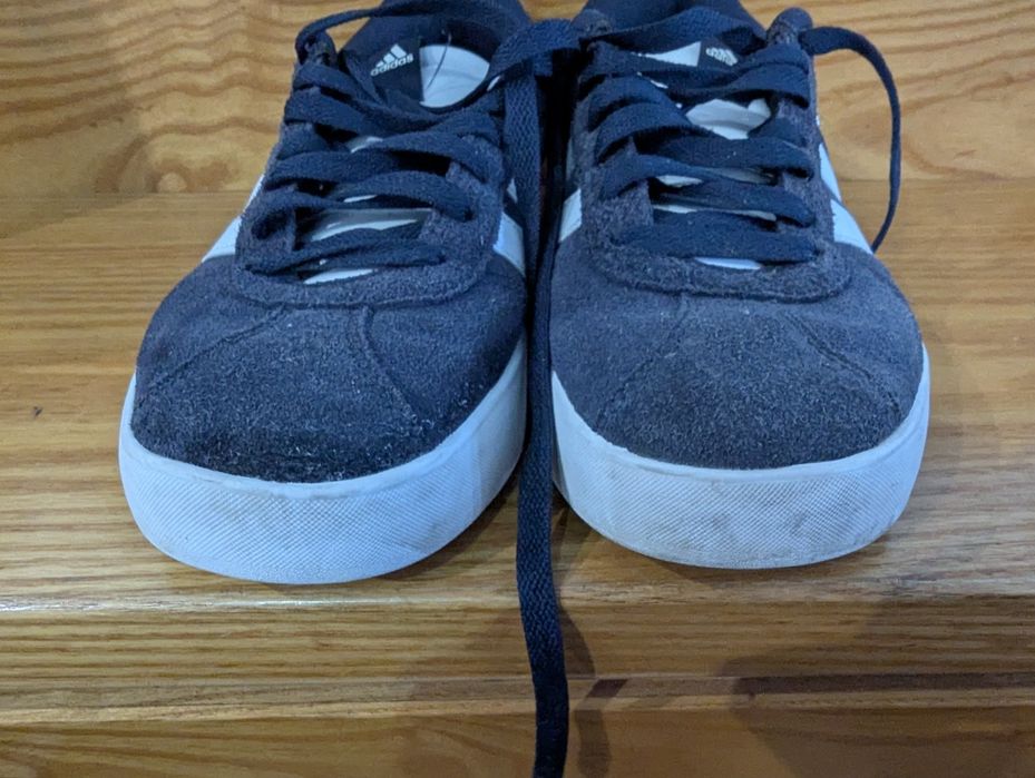 Adidas azuis e brancas. Bom estado. N41