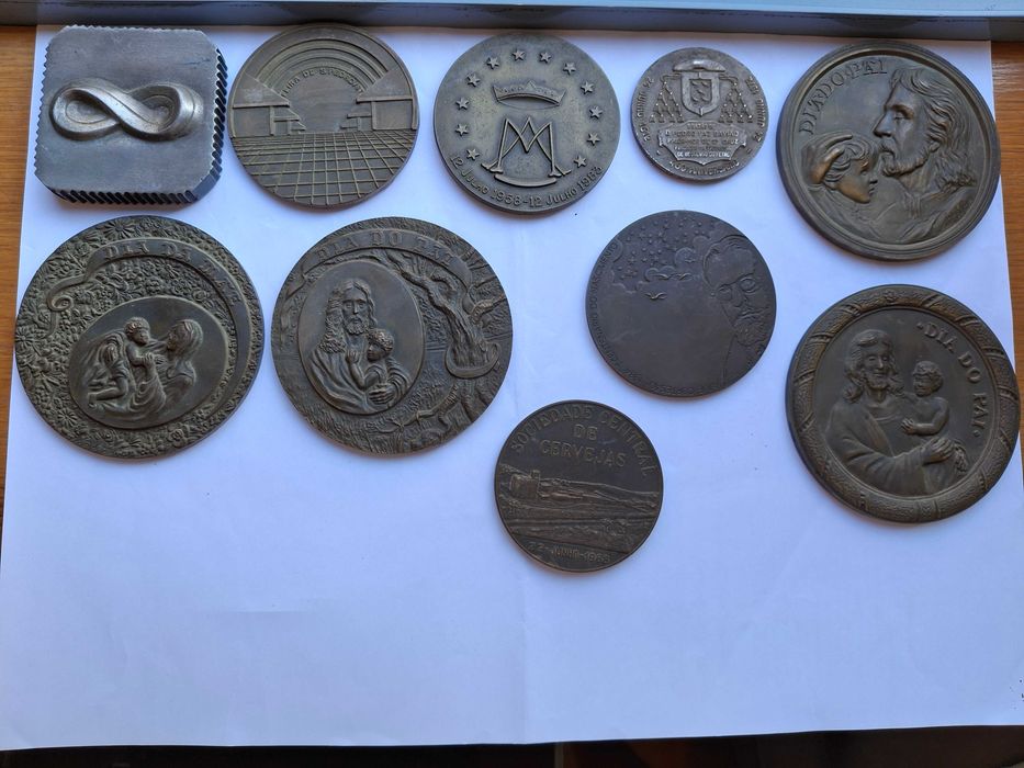 Colecção de 44 medalhas de bronze, pins, alfinetes, etc