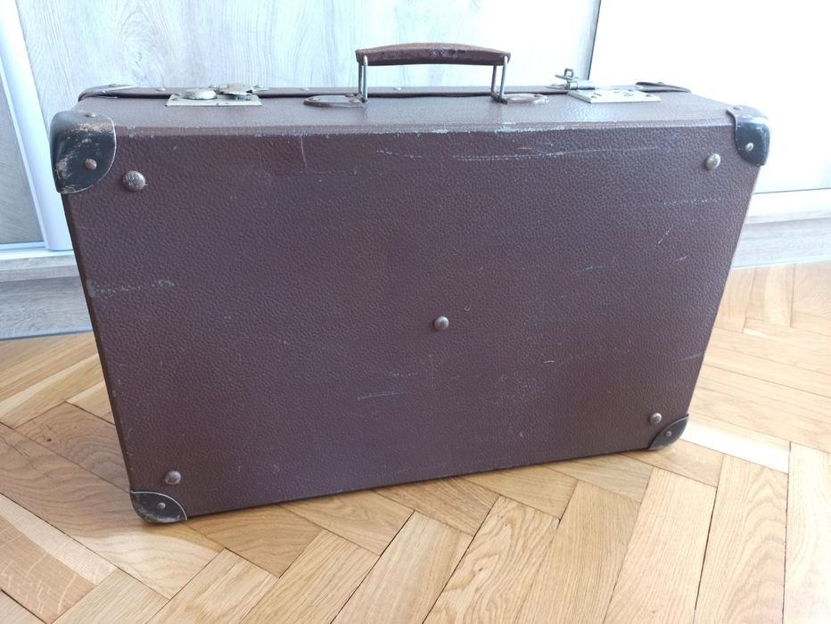 Duża walizka z czasów PRL
