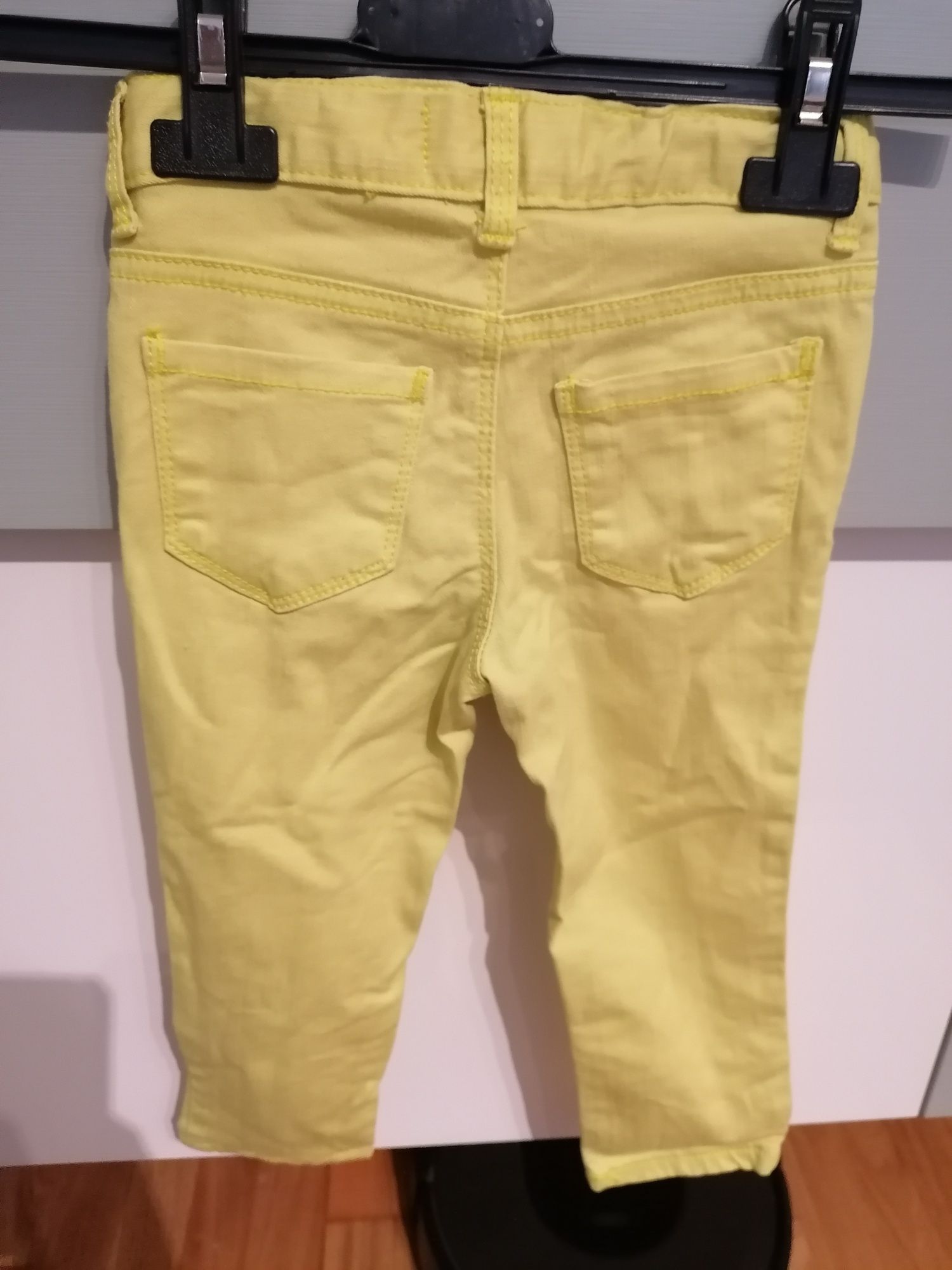 Jeans em amarelo para menina  - Oshkosh tamanho 3 anos