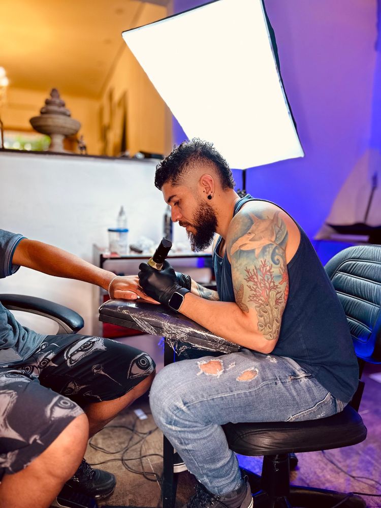 Tatuagem de varios estilos, realismo, preto e branco, colorido.