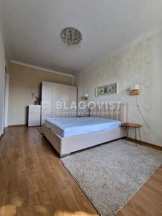 2-кімнатна сталінка 56 м² біля метро | Цегла, високі стелі, ремонт