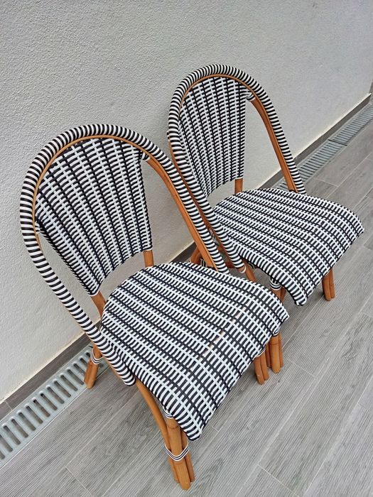 Cadeiras de madeira em rattan preto e branco