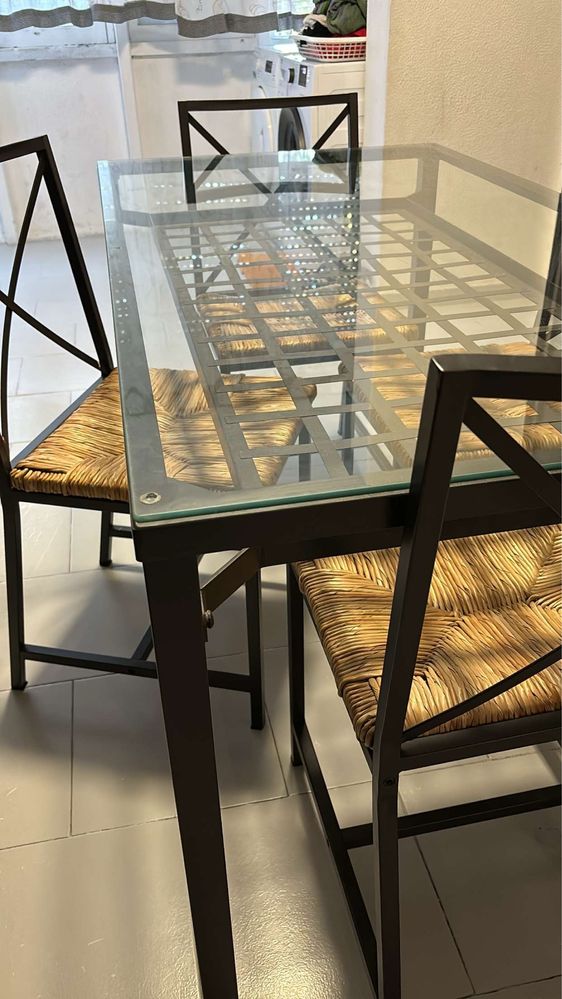 Mesa de Jantar, com algum uso