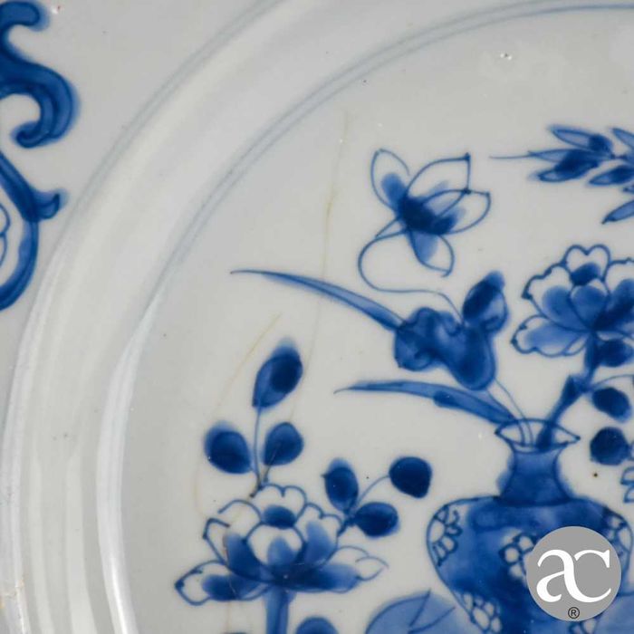Grande Prato China, com jarra de flores, período Kangxi, 27,4 cm