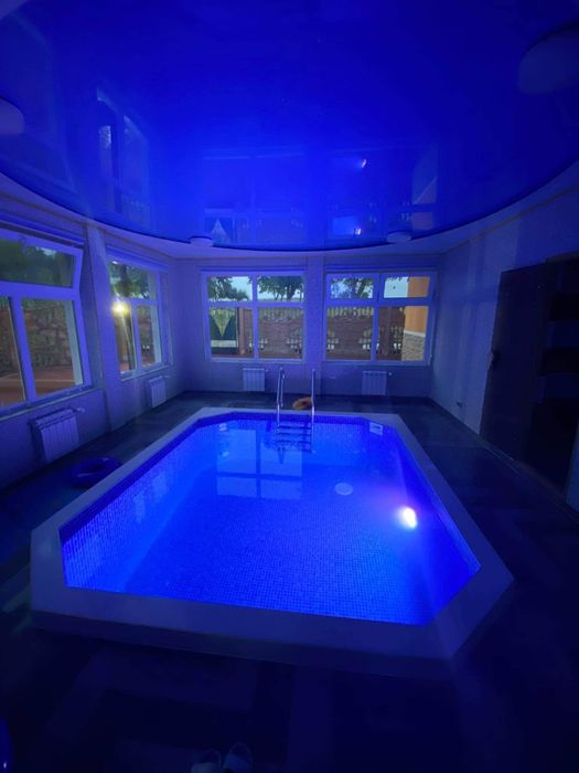 Подобово будинок з теплим басейном