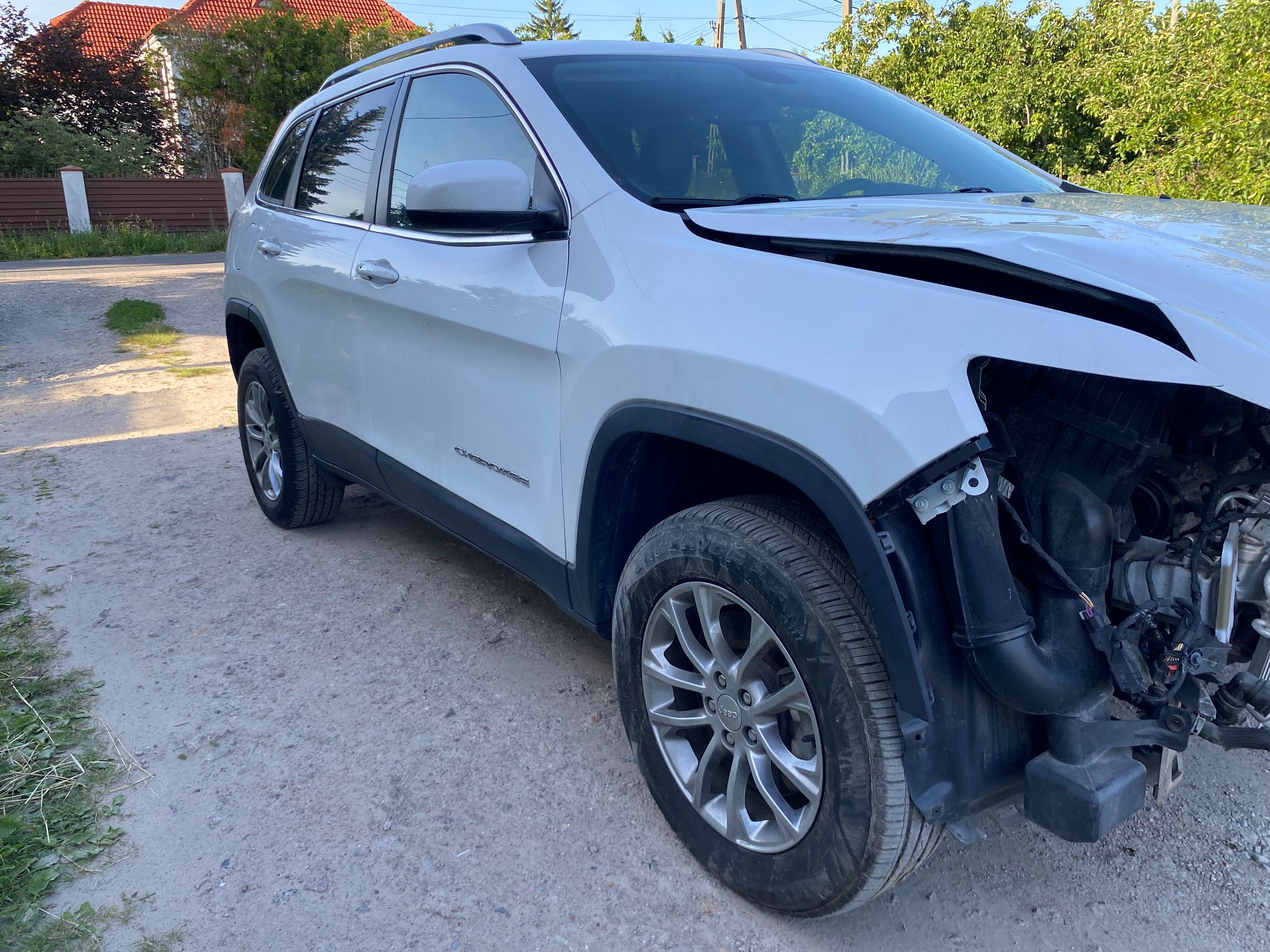 Jeep Cherokee Latitude Plus 2.0L benzyna 4x4 Since 1941
