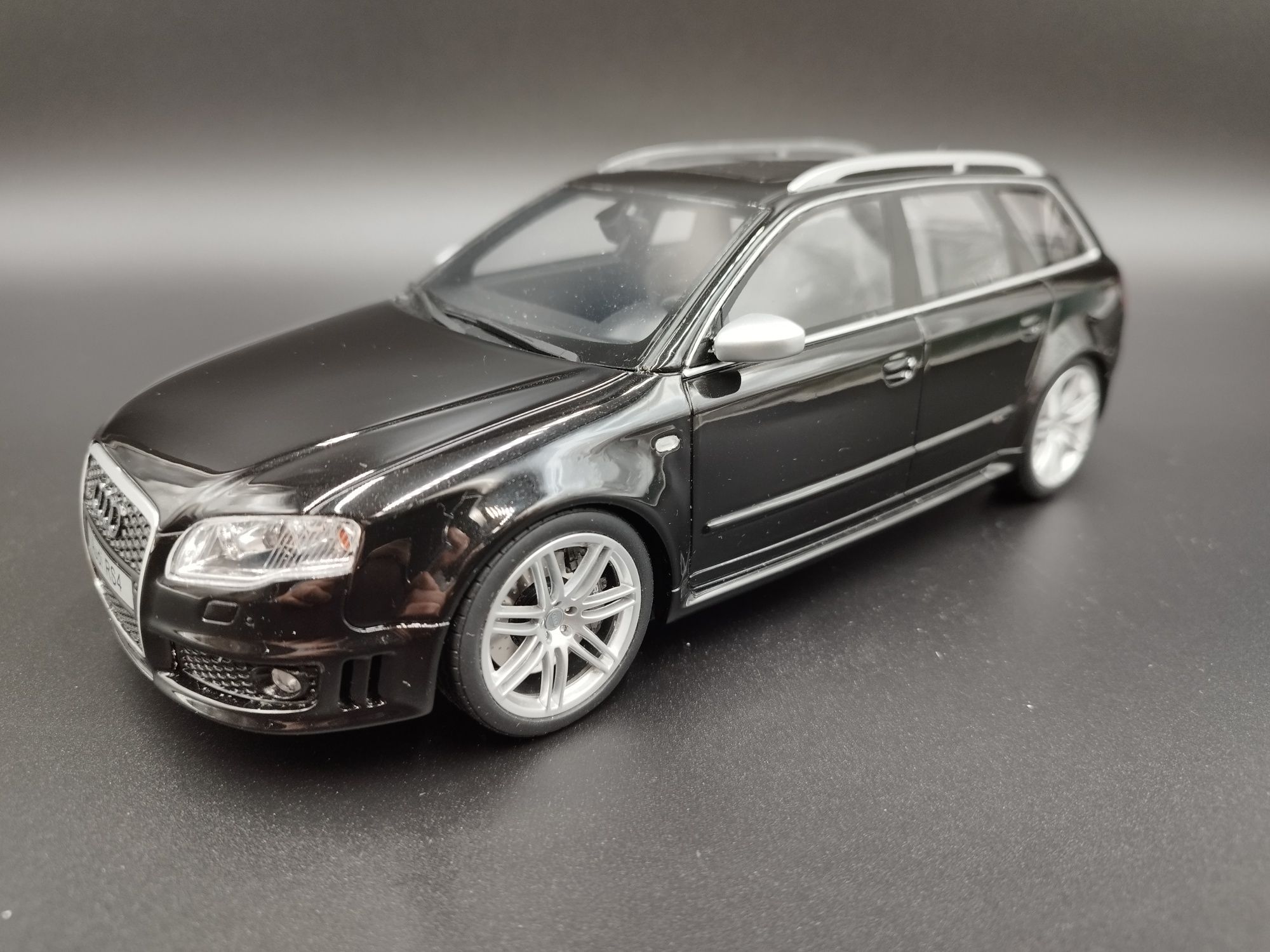 1:18 Otto Audi RS4 Avant model