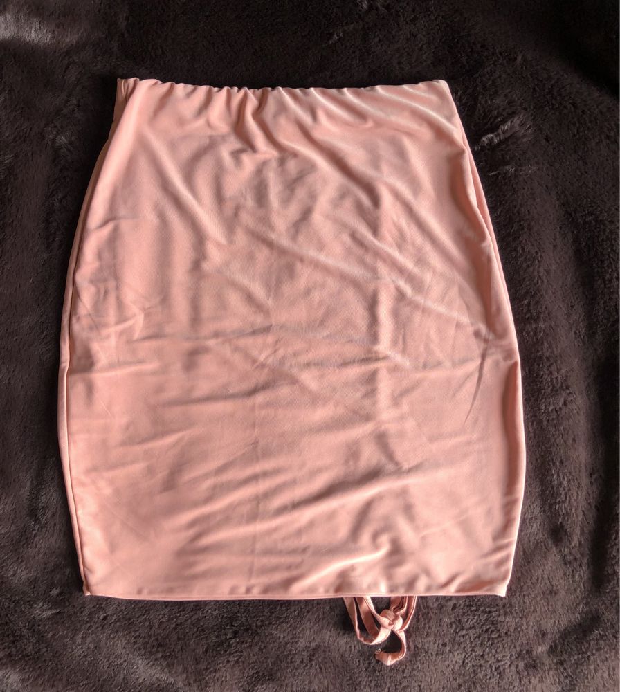 Спідниця пудрово-рожевого кольору PrettyLittleThing з зав’язкою