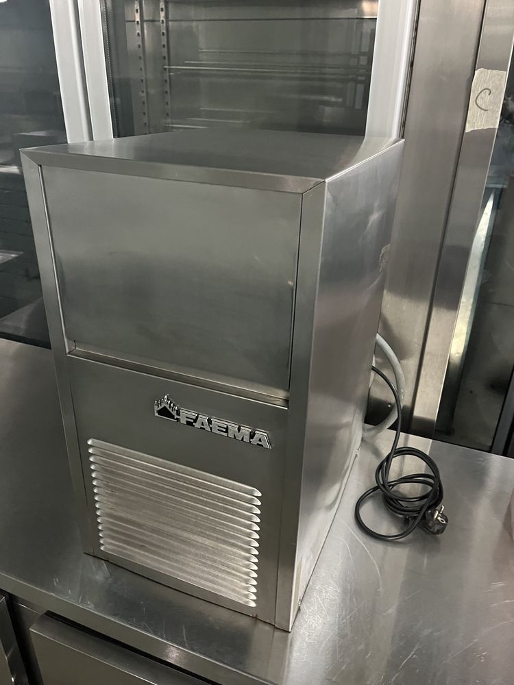 Maquina de gelo em inox FAEMA