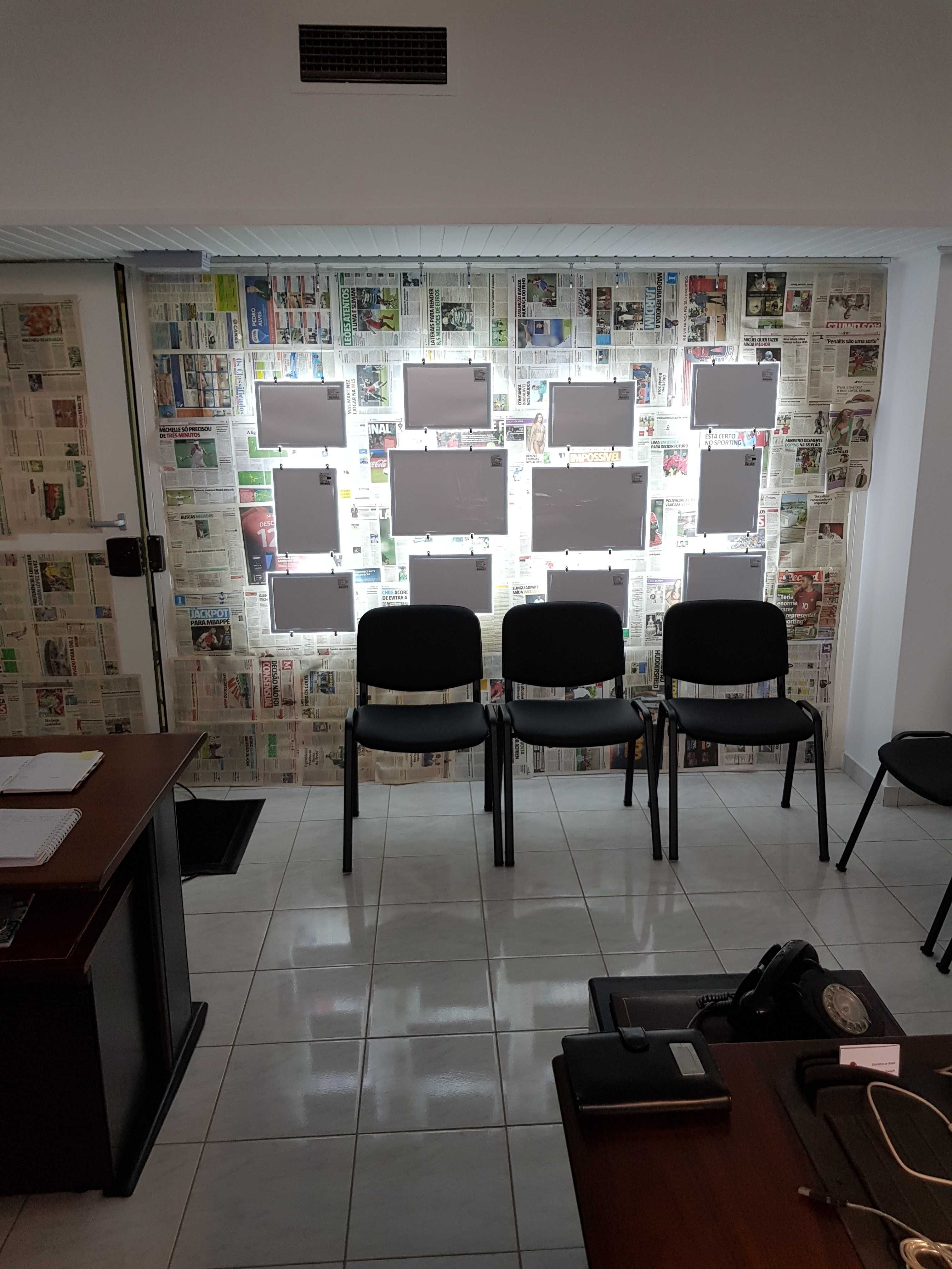 Vendo conjunto de 12 display como novo
