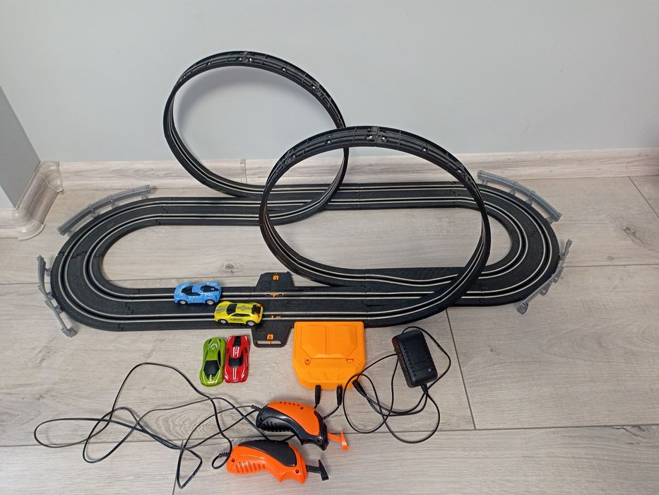 Tor samochodowy z kontrolerami