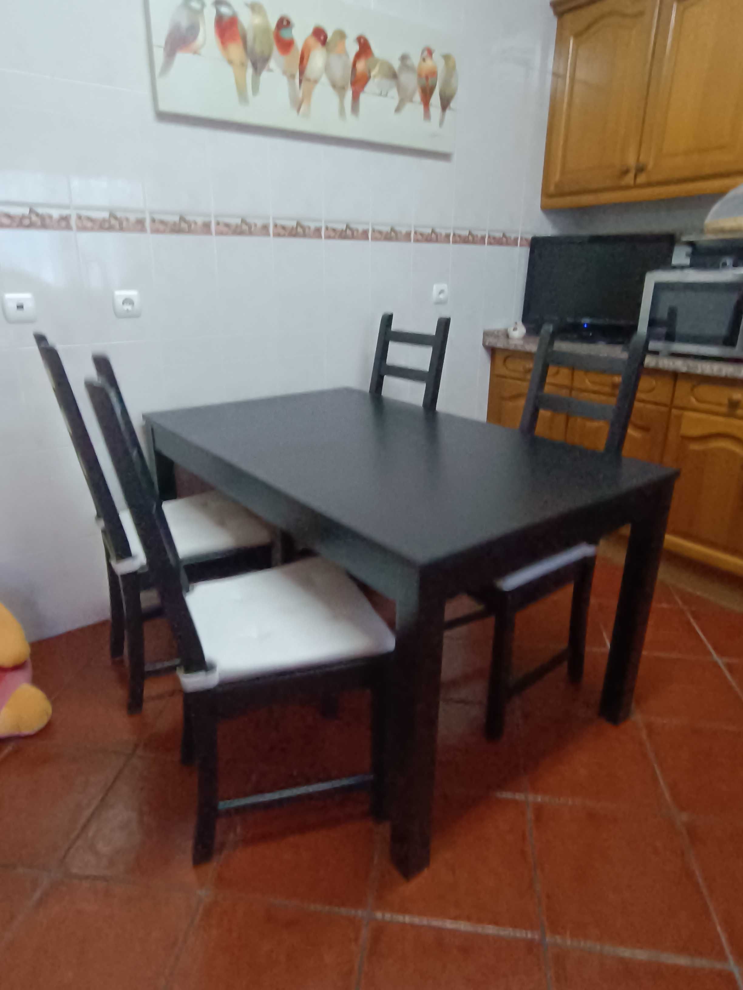 Mesa com cadeiras pretas ikea