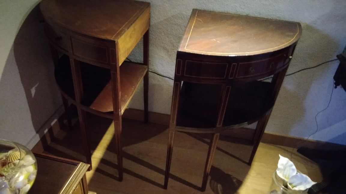 Mesas de canto em madeira