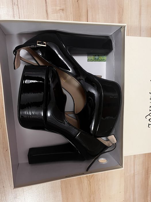 Czarne buty na slupku