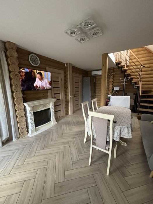 Гарний будинок з каміном!