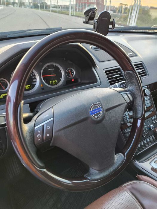 VOLVO XC90 Executive D5 Bezwypadkowy 7 osobowy Ember Black
