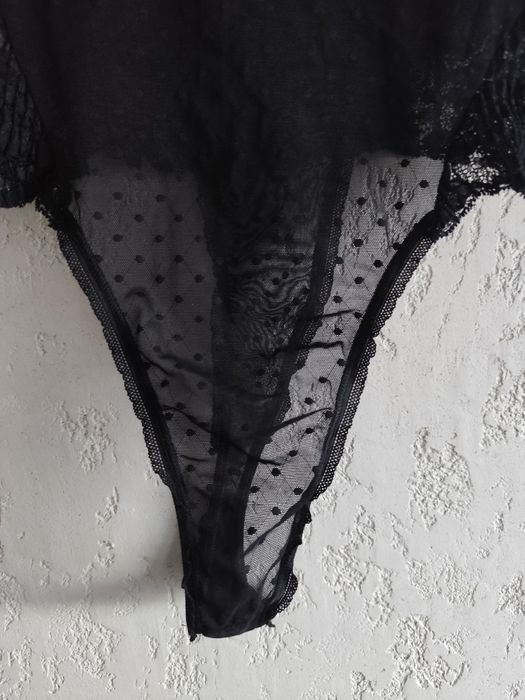 Prześwitujące body stringi siatkowo-koronkowe na regulowane ramiączka