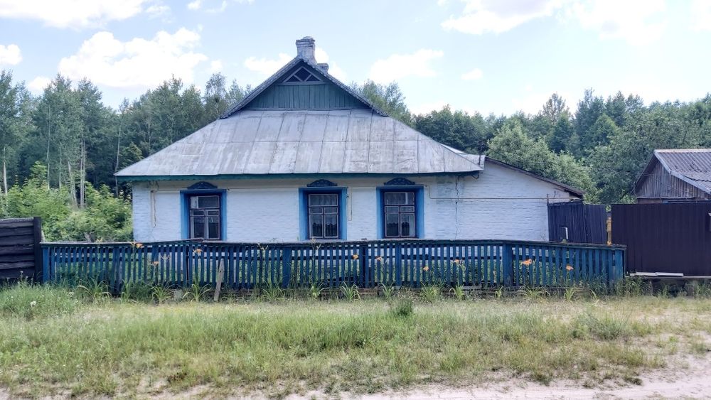 Будинок у ліса, з газом. Блакитні озера.