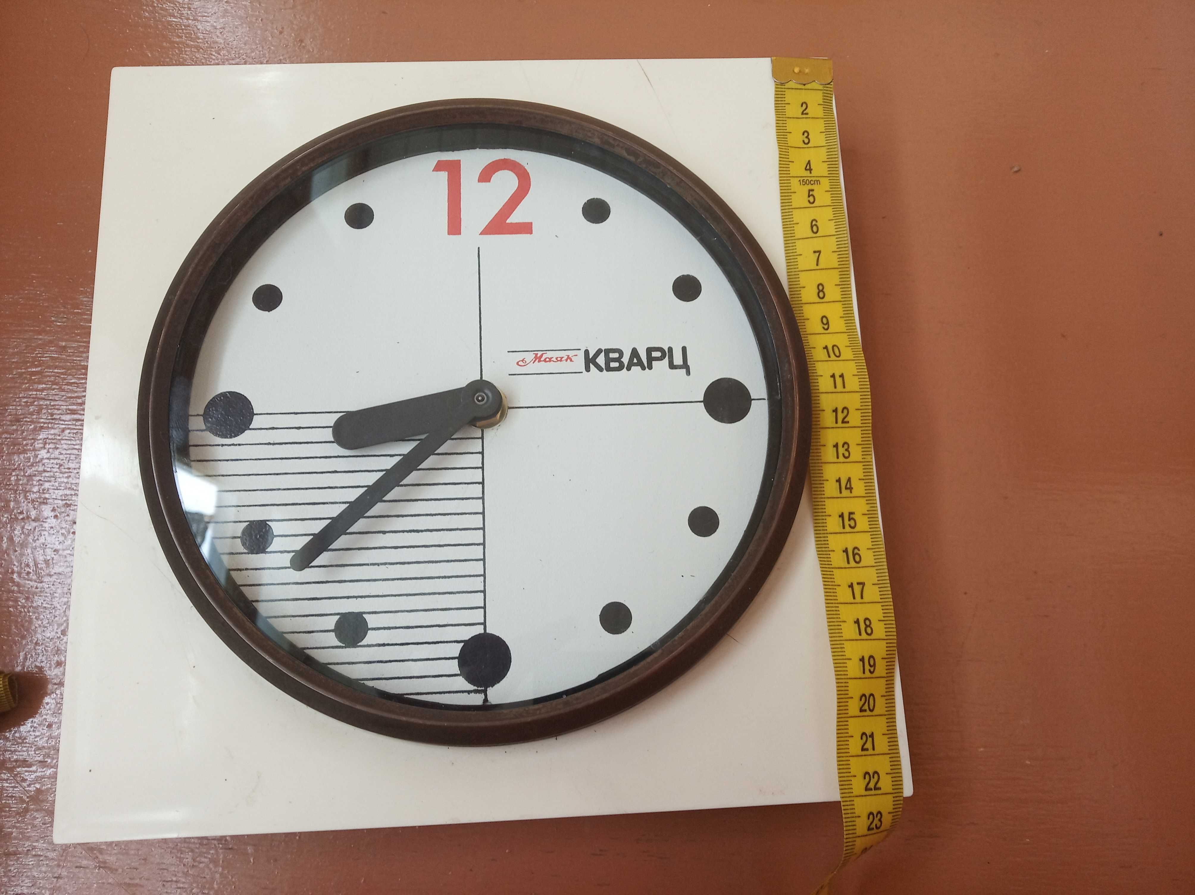 Продам настінний кварцевий годинник Маяк
