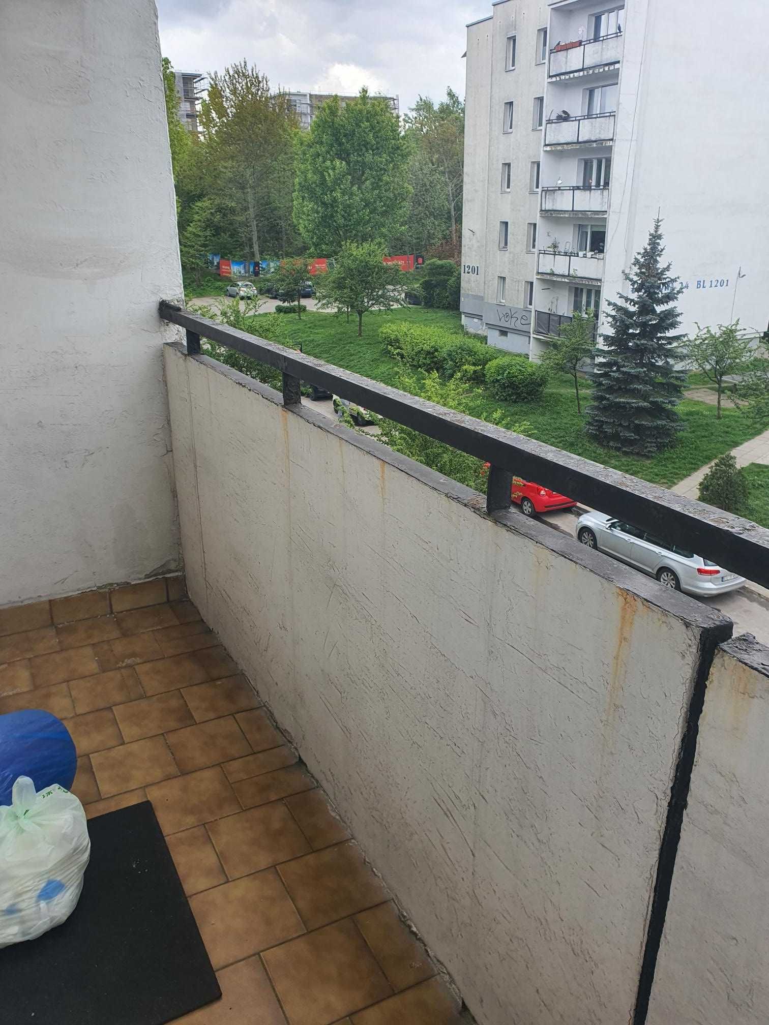 Odnowienie wnęki balkonowej - naprawa i malowanie balustrady i ścian.
