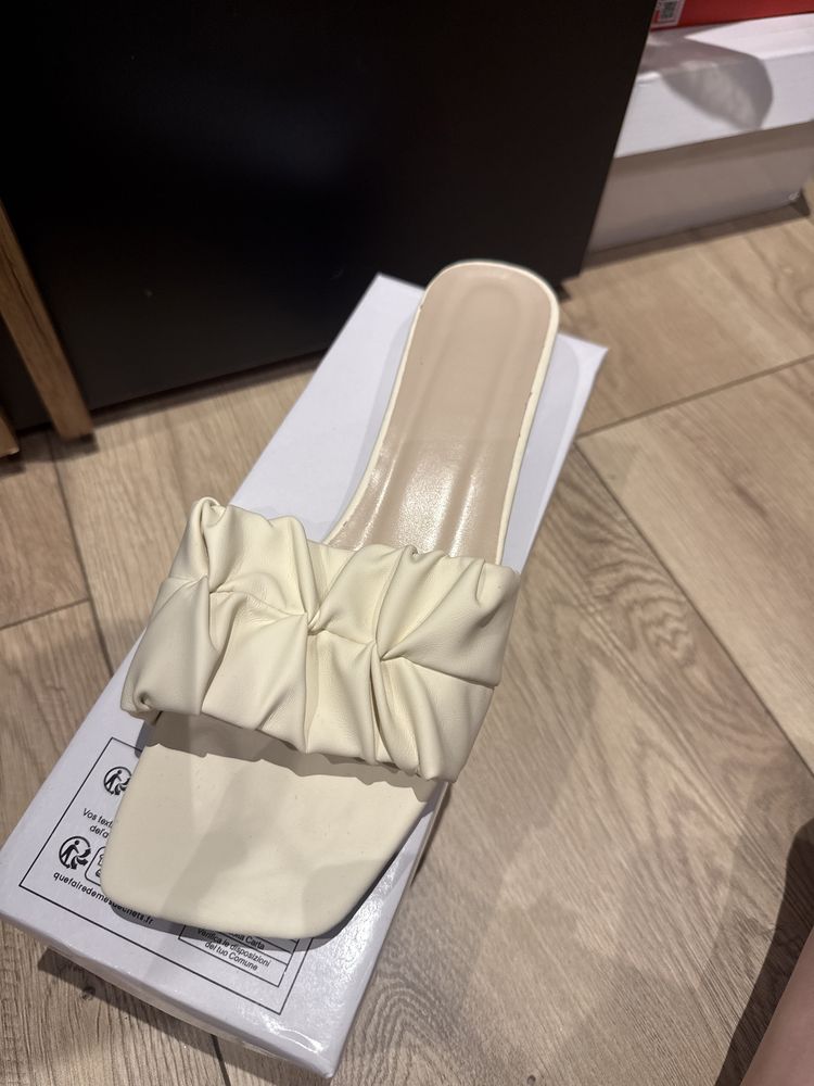 Klapki na obcasie