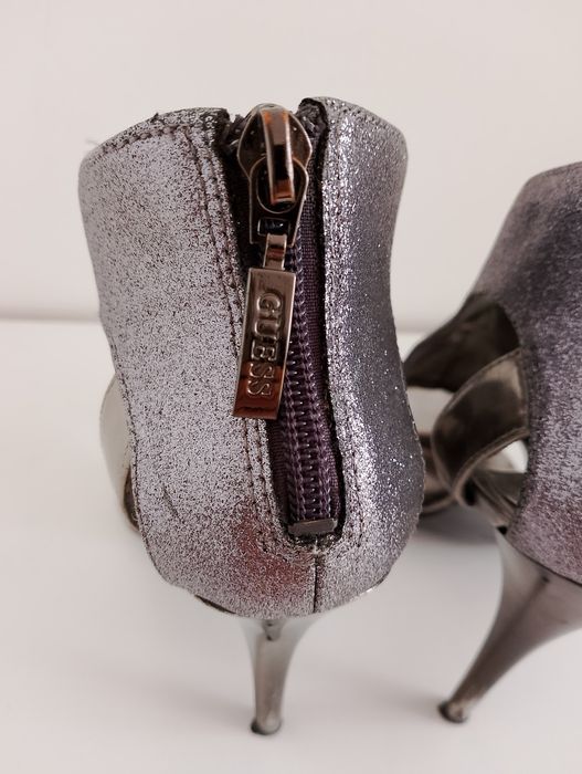 Srebrne eleganckie sandały na obcasie guess rozmiar 38 ( US 7 1/2).
Wy