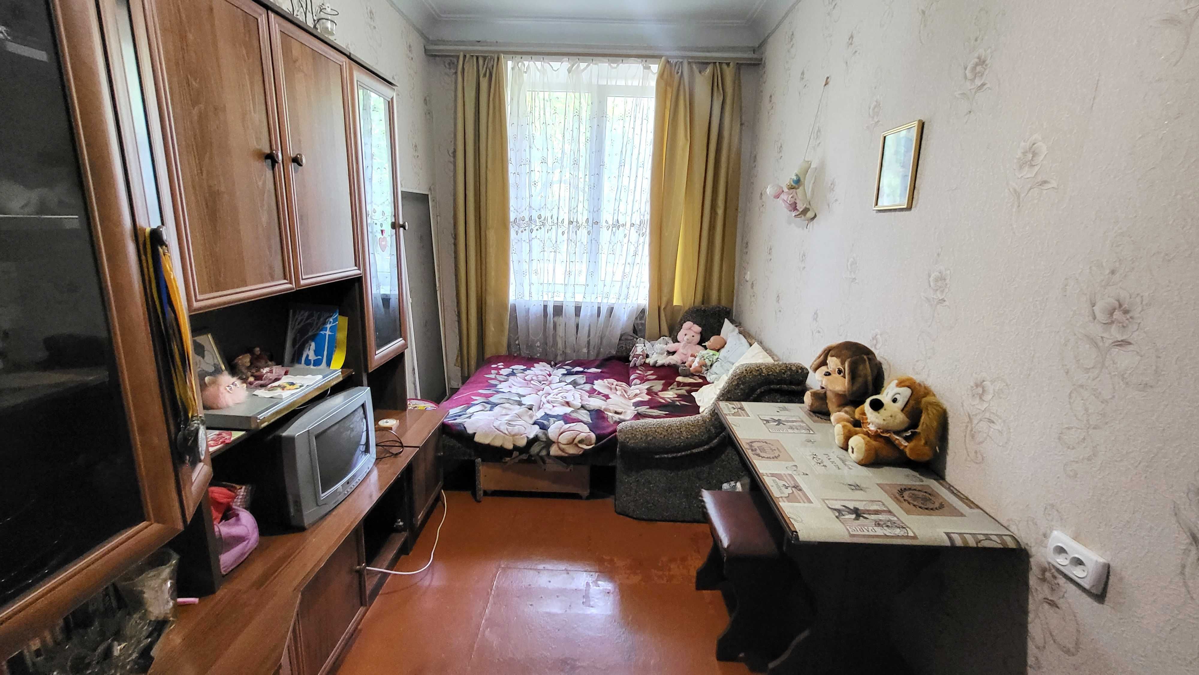Продаж ПОВНОМЕТРАЖНОЇ 3-х к.кв. вул. Сергія Синенко 1-й поверх.