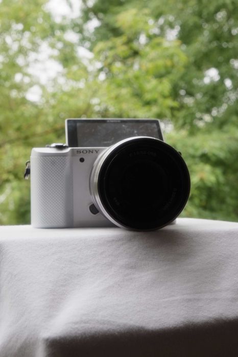 Aparat bezlusterkowy Sony A5000 ILCE biały bezlusterkowiec SEL50F18