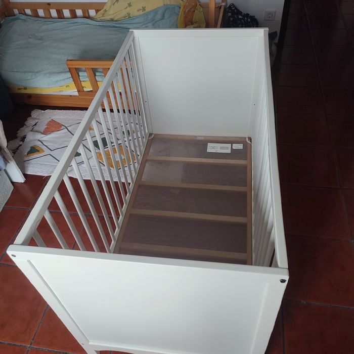 Berço branco IKEA com duas posições do estrado evolutivo, medidas 120x